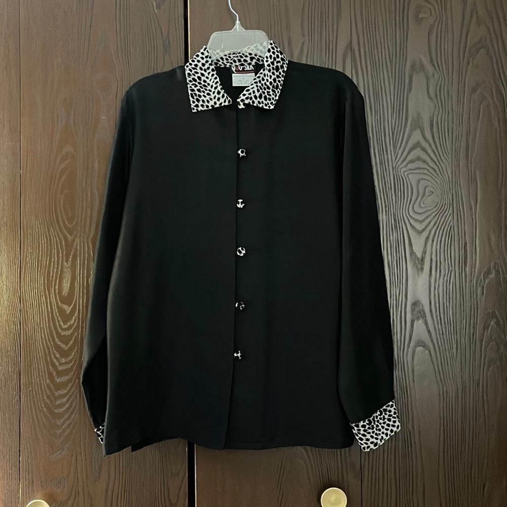 Quo Silk 100% silk black blouse with velvet cuff, button and collar. Size S